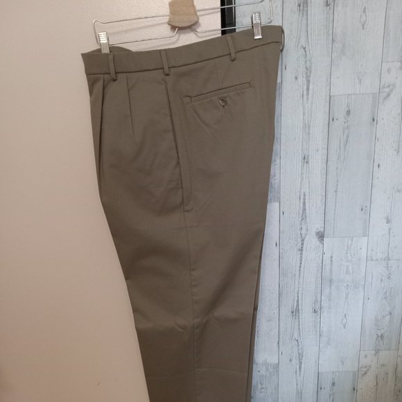 Dockers Relaxed Fit Pleated Pants - Picture 1 of 6